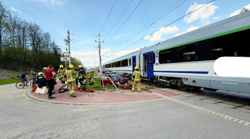 Wypadek na torach w Białym Dunajcu – samochód wjechał pod pociąg, dwie osoby ranne